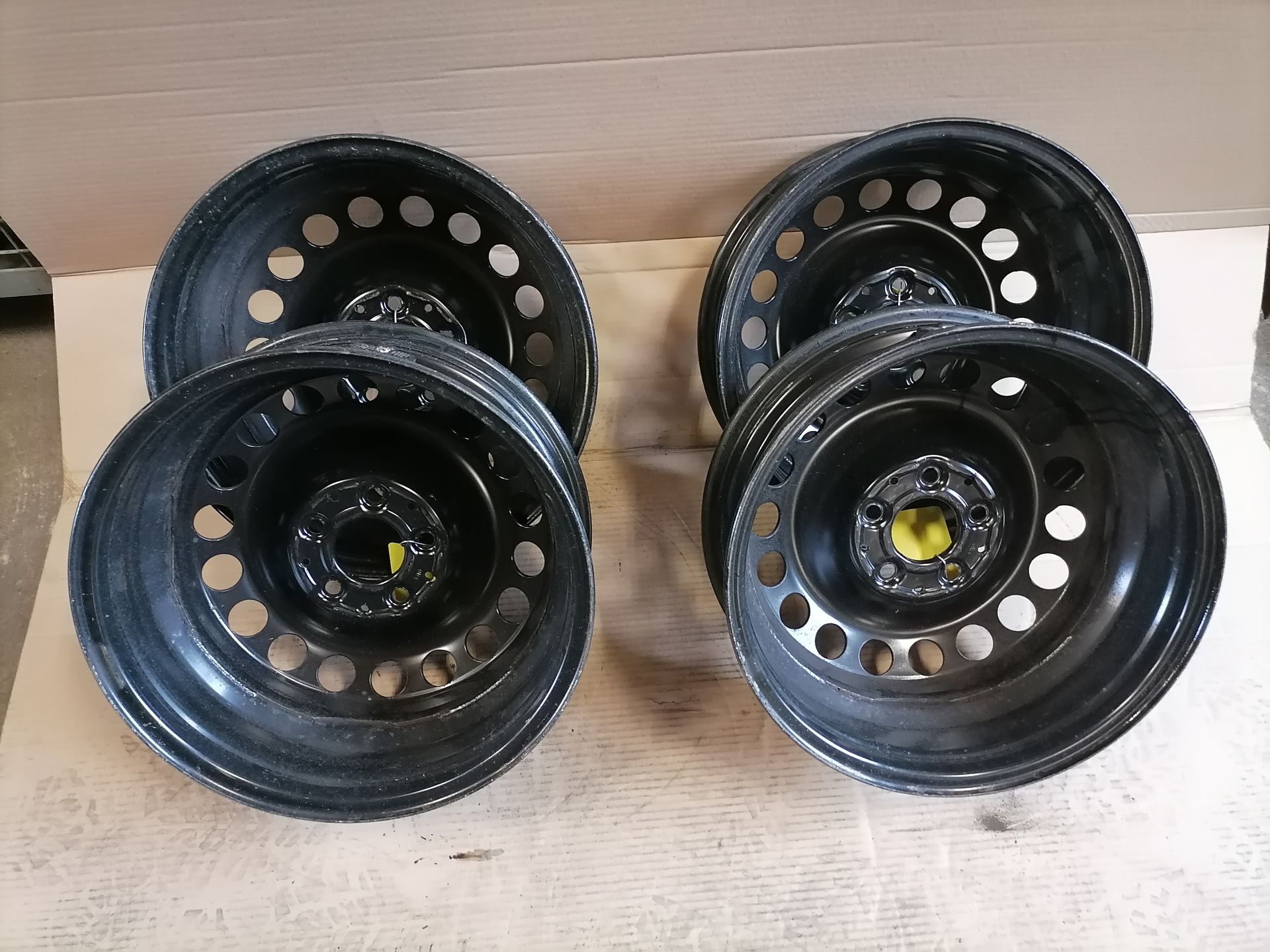 Mercedes W205 Satz Stahlfelgen 6x16 ET36.5 schwarz lackiert Bj.2015 Mercedes W205 Satz Stahlfelgen 6x16 ET36.5 schwarz lackiert Bj.2015